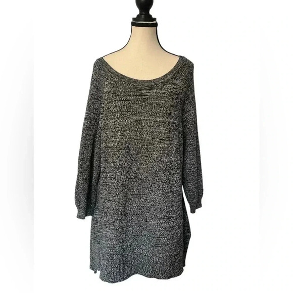 Lane Bryant Women’s Size 18/20 Crew neck sweater . Cute button design on back - Picture 1 of 10